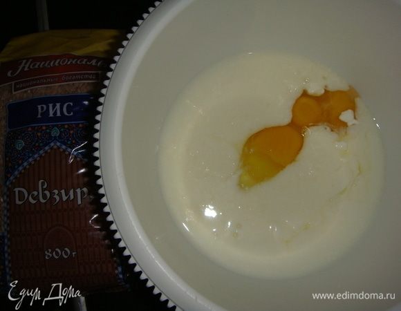 Яйца, сметану, кефир, соль и соду слегка взбить миксером.