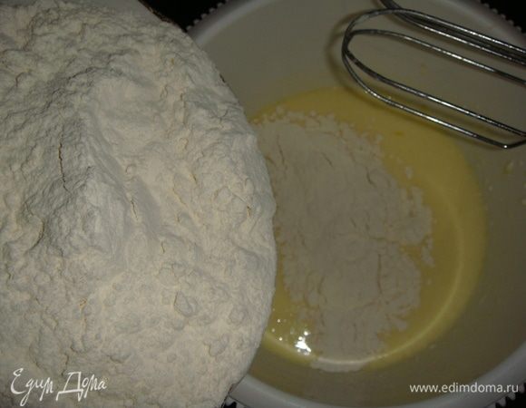 Всыпать муку и взбить миксером до однородности.