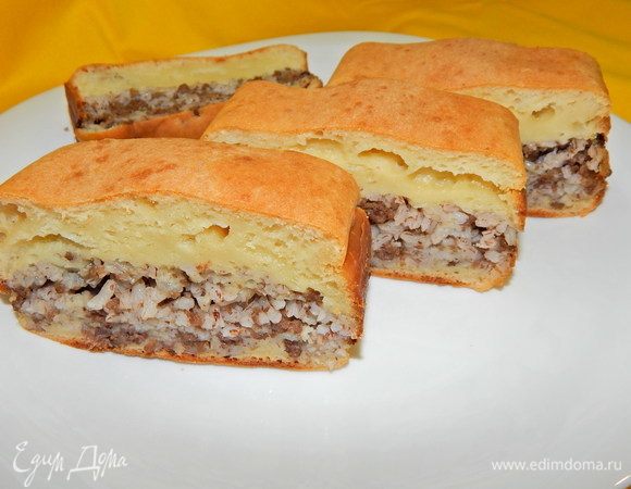 Готовый пирог слегка остудить, вынуть из формы, нарезать порционными кусочками и подавать к столу. Приятного аппетита !