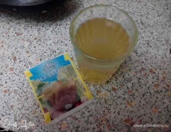 Желатин залить холодной водой и дать ему набухнуть в течение 1 часа.