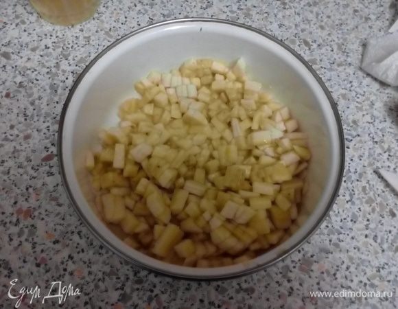 В форму нарезать фрукты.