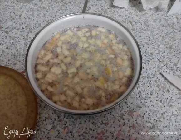 В молочную смесь (~60°C) залить желатиновую воду. Хорошо размешать смесь, чтобы желатин растворился. Залить смесь в форму с фруктами.