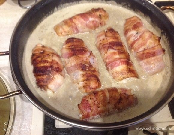 В сковороду вылить бульон, помешивать соскребая со дна мясной сок, добавить шалфей и сливки. Выпарить соус наполовину и выложить рулеты в сковороду, накрыть крышкой и протушить минут 6. 