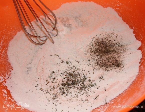 Добавить щепотку соли, молотого перца, щепотку сушеного тимьяна, хорошо перемешать.