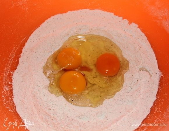 Вбить 3 яйца.