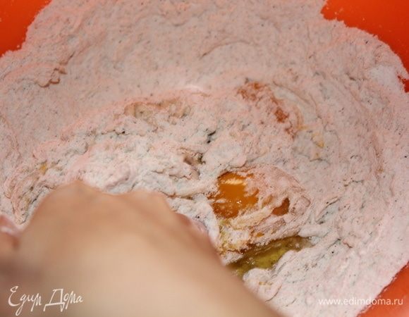 Начать растирать яйца с мукой.