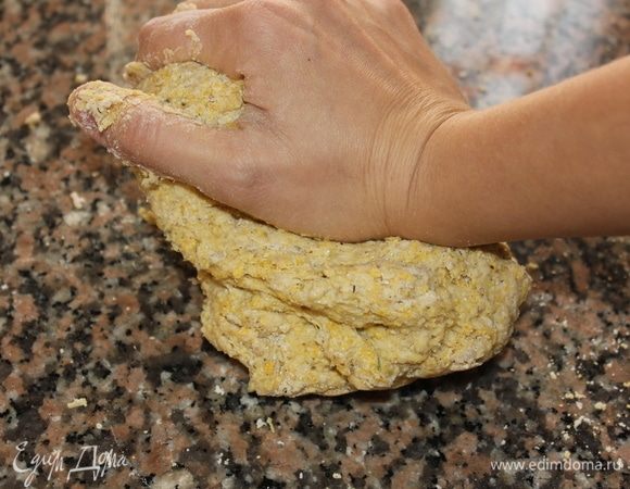 Продолжить замес теста. Если тесто сильно тугое, добавьте еще каплю воды.