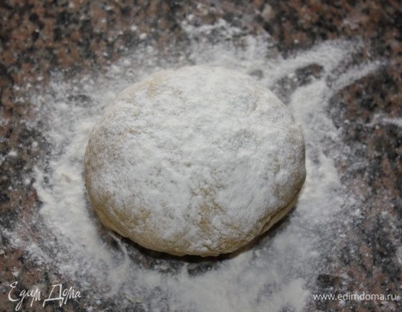 Когда тесто готово, сформируйте шарик, присыпьте мукой, накройте пищевой пленкой или чистой хлопчатобумажной салфеткой, и уберите на 30 минут в холодильник. Тесто должно отдохнуть.