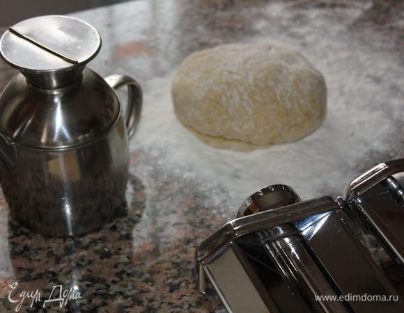 Пока тесто отдыхает в холодильнике, я подготовила рабочую поверхность и установила механическую машинку для приготовления пасты. Я ей не всегда пользуюсь, иногда предпочитаю раскатывать тесто вручную, раскатанный пласт скручиваю в трубочку и нарезаю на тальятелле, или другую ширину пасты. Но, признаюсь, машинка очень удобна! 