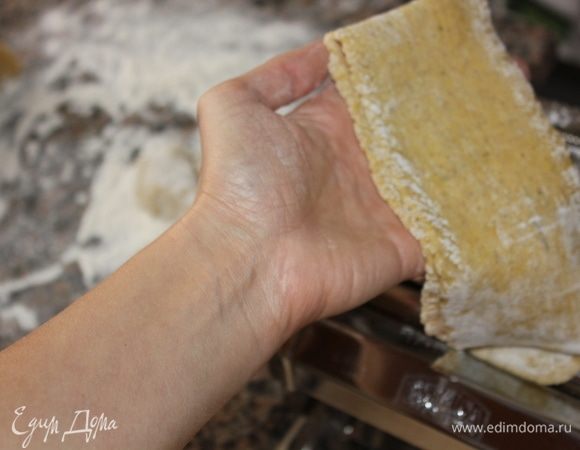 После первой прокрутки, сложите пополам получившуюся ленту пасты и прокрутите еще раз. Так повторите еще 2-3 раза. 