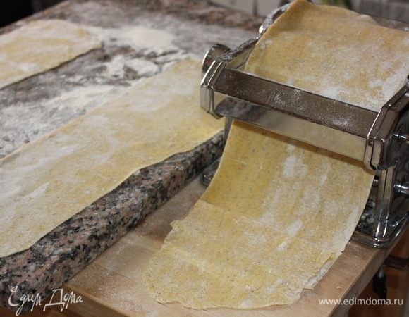 Когда все куски теста прокручены и превратились в ленту, я предпочитаю пройтись еще раз по каждой, установив толщину 3. Мне нравятся более тонкие тальятелле. Но это на любителя. Этот шаг можете не повторять.