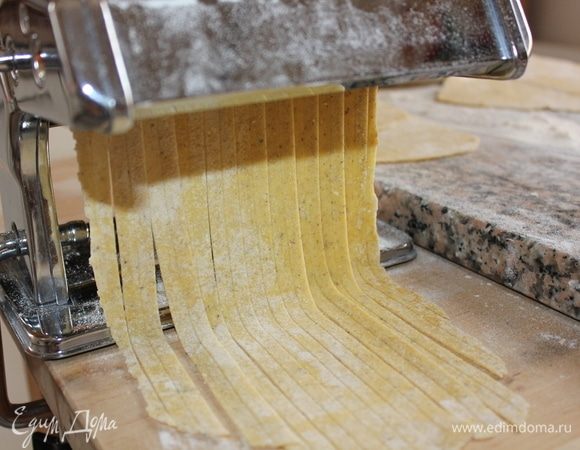 Переставить рукоять машинки на сторону, с лезвиями для пасты. Начать прокручивать одну ленту пасты за другой в отсеке для тальятелле.