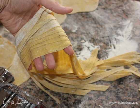 Каждую разрезанную на тальятелле ленту, сразу же выкладывать на рабочую поверхность, и обваливать в муке, что бы паста не слиплась.