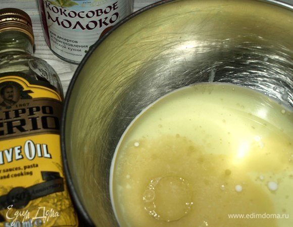 В другой миске смешать кокосовое молоко, коньяк или виски, оливковое масло.