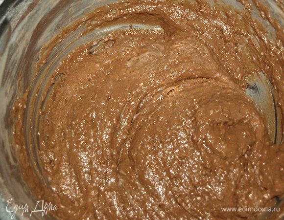 Соединить сухие и жидкие ингредиенты. Хорошо перемешать. 