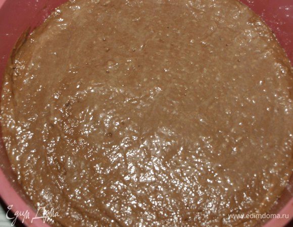 Выкладываем тесто в форму (18-20 см). Разравниваем и отправляем в заранее разогретую до 180°С духовку. Выпекать до «сухой спицы» (примерно 35-40 минут,  все зависит от вашей духовки). 