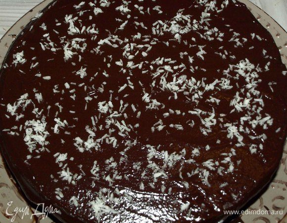 Покрыть пирог глазурью. Слегка посыпать кокосовой стружкой. Можно сразу приступать к трапезе, а можно оставить пару часов в холодильнике (идеально на ночь). 