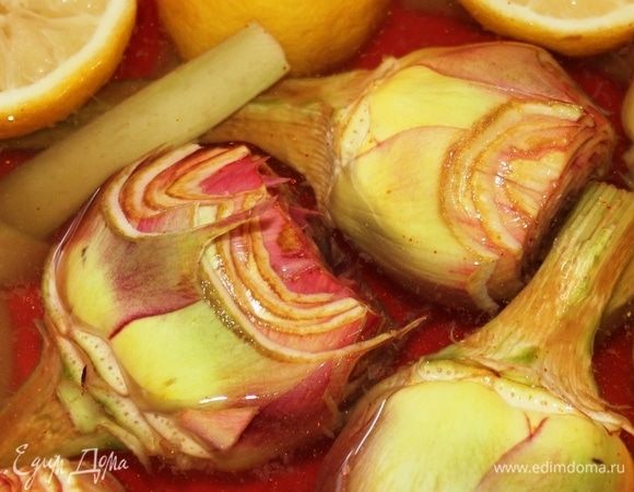 Я взяла уже заранее (за 2,5 часа) замоченные артишоки. Почистить артишоки, залить холодной водой, разрезать лимон, добавить к артишокам. Советую вам всегда, таким образом подготавливать артишоки к любому дальнейшему их использованию.