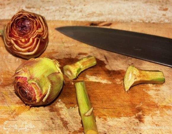 Отрезать от артишоков ножки. В дальнейшем, мы используем только 1 артишок и 2 ножки. Поставить воду в кастрюле на большой огонь для тальятелле, посолить, накрыть крышкой.