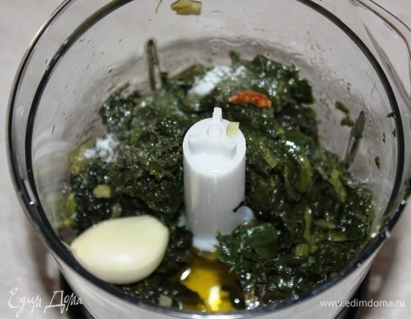 Тем временем, начинаем готовить песто. В блендер кладем заранее сваренный шпинат (у меня остатки шпината скучали в холодильнике, поэтому, родился песто), соль, оливковое масло Extra Virgin, 1 сушеный пеперончино, 1 зубчик чеснока. 