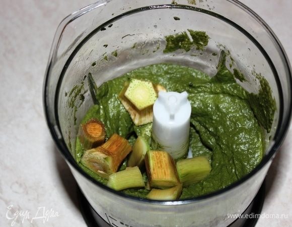 Добавить 1 кусочек 10-15 г пекорино романо (можно заменить пармезаном), и порезанные ножки артишоков. Все заново измельчить.