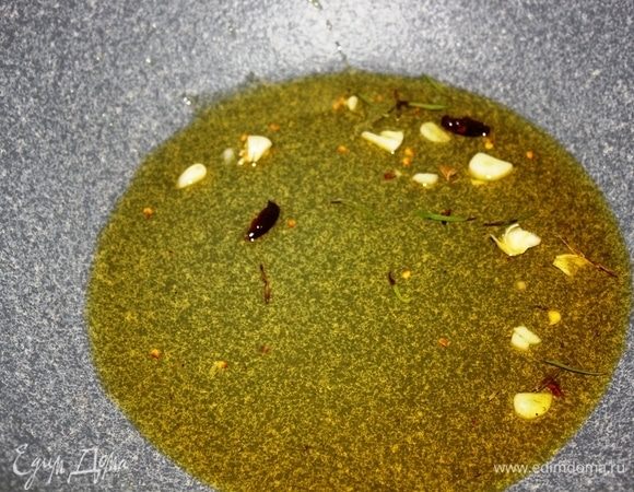 На сковороду налить оливковое масло Extra Virgin, добавить 1 сушеный пеперончино, 1/2 зубчика чеснока, нагреть масло, чтобы оно приняло аромат специй.