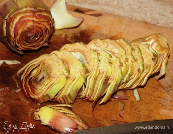 Тем временем, порезать 1 артишок на кольца, разрезать кольца пополам.