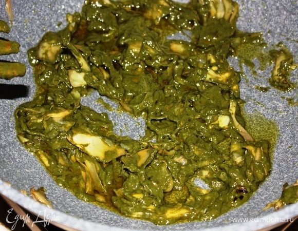 Через 8-10 минут, к артишокам добавить 3-4 ст. ложки песто из шпината. Хорошо перемешать до однородной массы. Нагреть, постоянно помешивая.