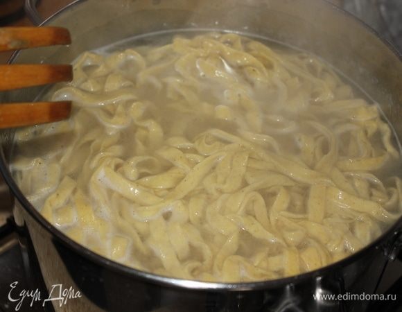 Тем врменем, закинуть домашние тальятелле (их рецепт смотрите в предыдущей моей публикации) в кипящую подсоленую воду. Варить 3-4 минуты на большой огне. Можно использовать покупные тальятелле, тогда следуйте инструкции по времнени на упаковке.