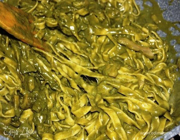 В последний момент добавить еще песто по вкусу. У меня смесь песто осталась, я ее убрала в холодильник, но если вам нравится больше соуса, то добавьте больше песто. Перемешивая аккуратно пасту, хорошо нагрейте содержимое сковороды, выключите огонь. Тальятелле готовы.