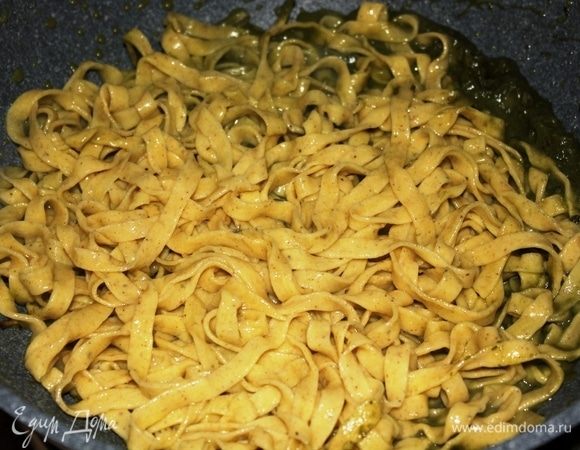 Через 3,5 минуты выложить тальятелле в разогретую смесь песто и артишоков, хорошо перемешать, добавив пару неполных поварежек воды, в которой варилась паста. Постоянно помешивая, а лучше подбрасывая пасту на сковороде, что бы она не разорвалась, окончить готовить пасту в сковороде, примерно, в течение 1, максимум 1,5 минуты.