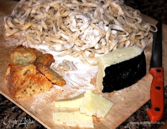 Тем временем, подготовить тальятелле, нарезать пекорино романо для украшения и подсушенные хлебные сухари. Сухари разломать руками или измельчить достаточно крупно.