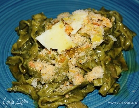 Разложите по блюдам тальятелле, посыпьте измельченными сухарями, украсьте кусочками пекорино романо, полейте оливковым маслом Extra Virgin и наслаждайтесь! Приятного аппетита! Buon appetito!