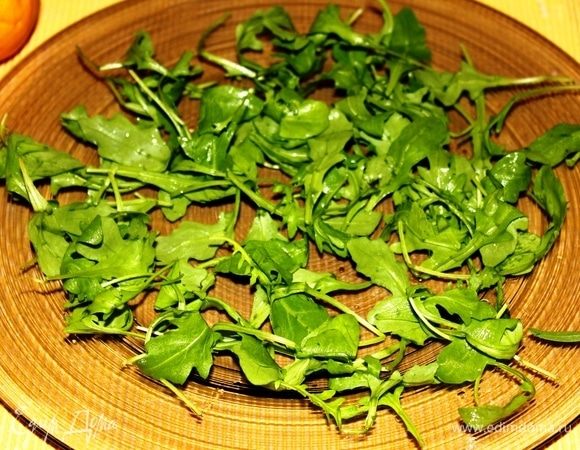 На плоское блюдо выложить промытую под проточной водой руколу.