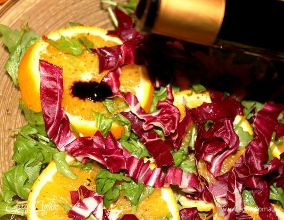 Капнуть несколько капель на апельсины, хорошего бальзамического уксуса.