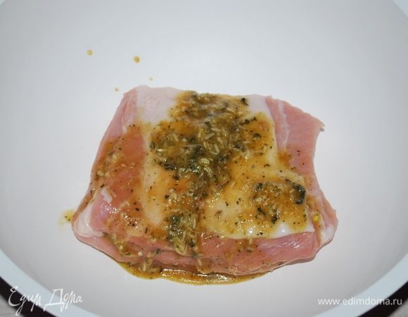 Замаринуем мясо, у меня свинина. Уберем в холодильник на сутки.