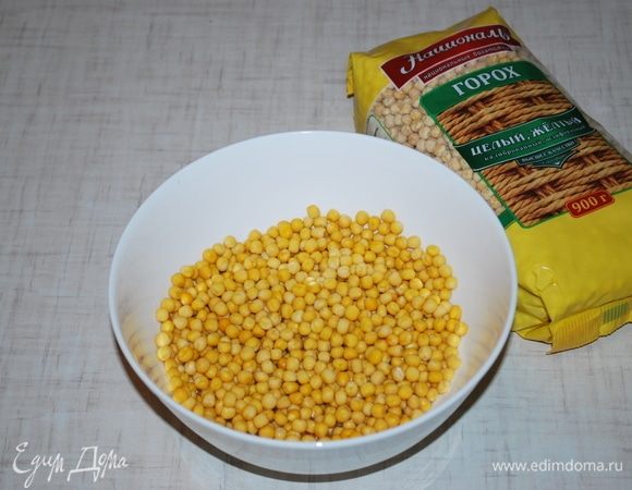 Горох ТМ «Националь» на один час зальем водой. Это сделаем в тот день, когда будем готовить пирог.