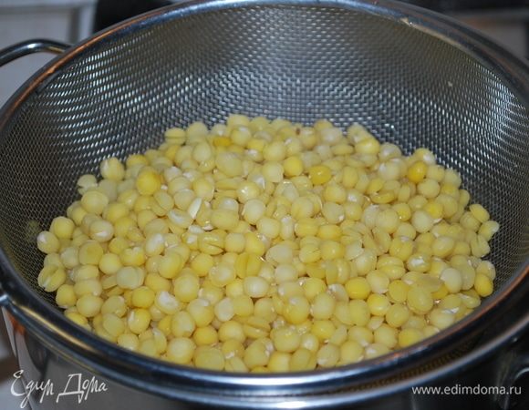 Даем стечь всей жидкости с гороха. Горох готов.