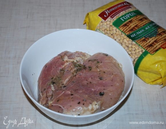 Достаем мясо. Мясо мариновалось в течении суток, в маринад мы соль не добавляли, солим его сейчас.