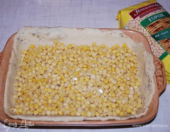 Выкладываем горох.