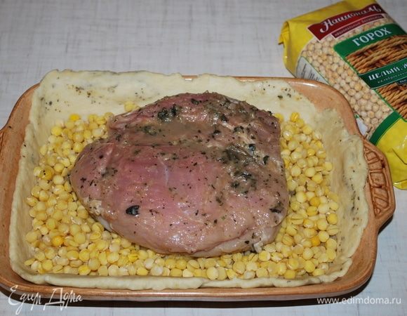 На горох кладем мясо. Выливаем рассол со специями, в котором мариновалось мясо.