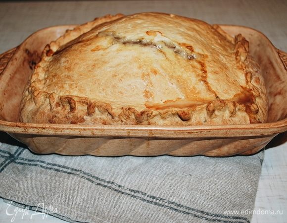 Достаем пирог, накрываем его и даем ему постоять 15 минут.