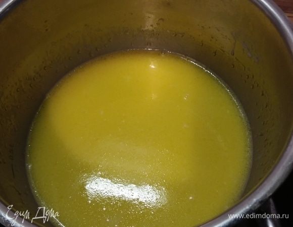 Разогреть молоко (у меня миндальное) до комнатной температуры, растворить в молоке масло. 