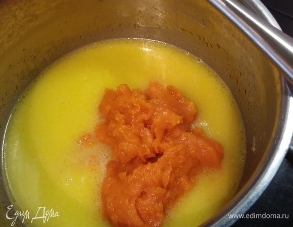 Добавить в теплое молоко тыквенное пюре, размешать. 