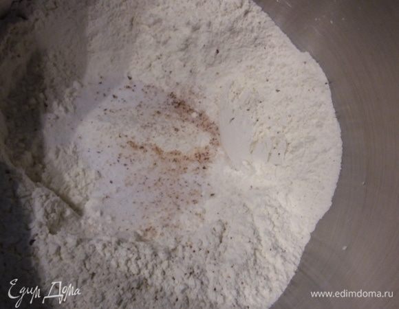 Для теста смешать в чаше комбайна просеянную муку, дрожжи, сахар, щепотку соли и щепотку мускатного ореха. 