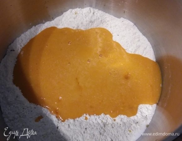 Влить в сухую смесь жидкую и вымесить гладкое, мягкое, эластичное тесто. Оно может слегка липнуть к рукам, но в большинстве своем отделяться от стенок чаши комбайна. Я начинала с 450 граммов муки и постепенно добавляла (количество муки зависит от ее качества, а также от сорта тыквы). Всего мне понадобилось приблизительно 500 граммов муки. 