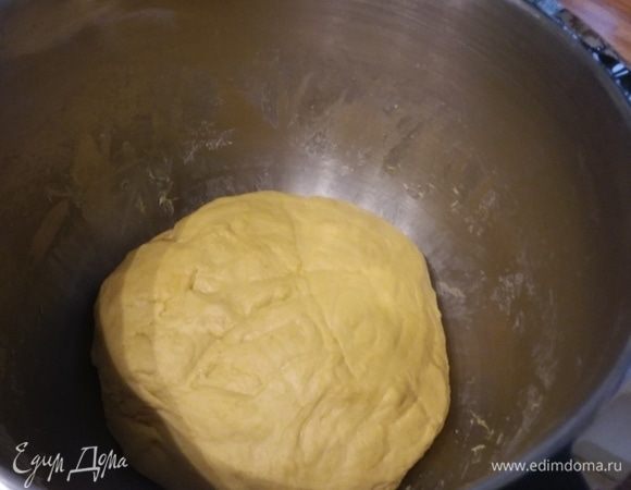 Тесто собрать в комок, чашу накрыть пленкой и оставить в теплом месте на расстойку на 1час. 