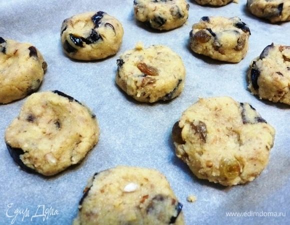 Сформируем из теста шарики, размером с грецкий орех, слегка приплюснем их. Выложим на противень, на бумагу для выпечки.