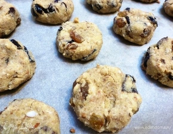 Выпекаем в предварительно разогретой до 180°С духовке 12-15 минут. Не пересушите! Если, конечно, не хотите, чтоб получились сухарики. Можно выключить духовку и оставить «дойти» печенье в остывающей духовке.