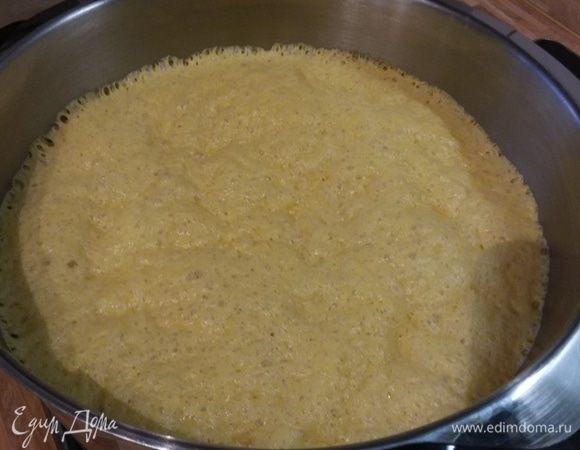 Тесто подошло. Его нужно обмять. 